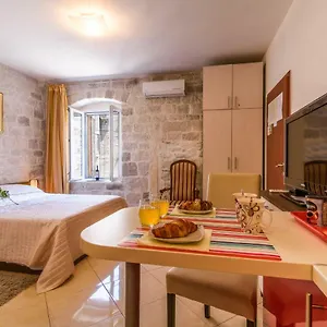 Dora -free Parking , Trogir Chorwacja